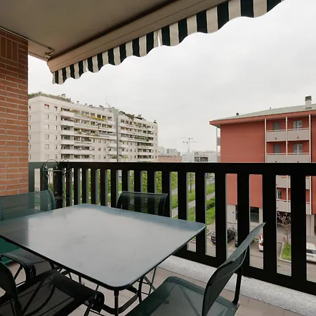 Guesthost- Universita Bocconi Terrace アパート ミラノ